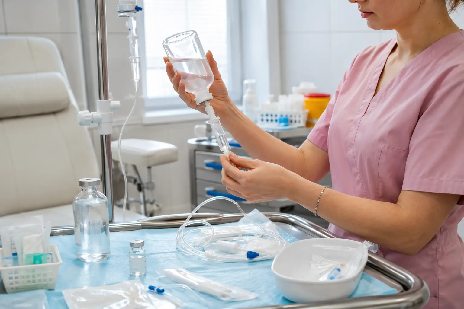 Медсестра готовит капельницу с Глиатилином